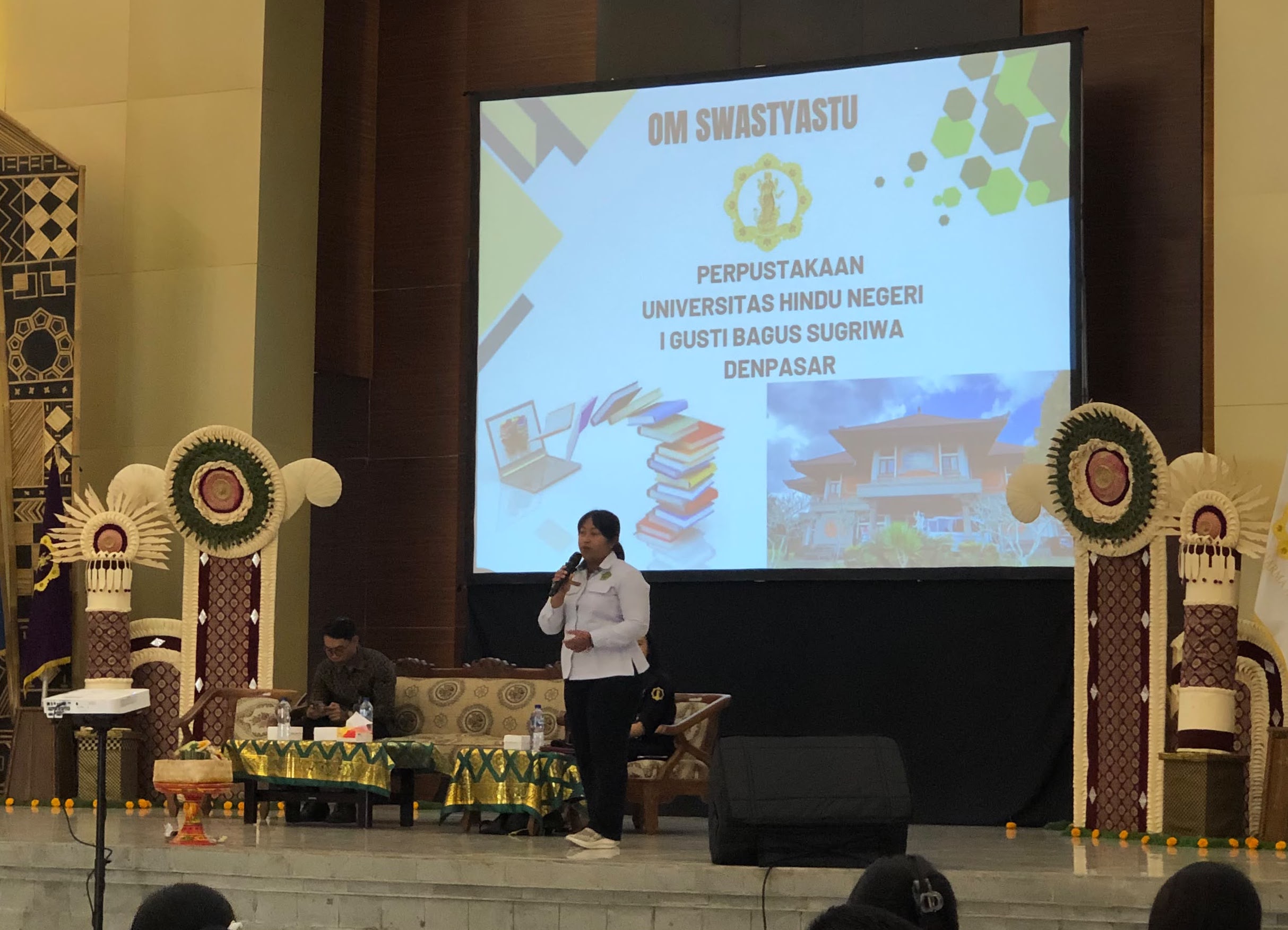 Perpustakaan UHN I Gusti Bagus Sugriwa Berikan Pengenalan Perpustakaan Pada Mahasiswa Baru Program Vokasi dan Sarjana